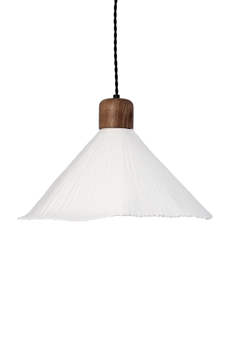 Linnea Ø40 hängelampe Von Globen Lighting - Linnea ist handgefertigt und aus Pappmach&eacute;, franz&ouml;sisch f&uuml;r zerkautes Papier, also Papier und Klebstoff, hergestellt.