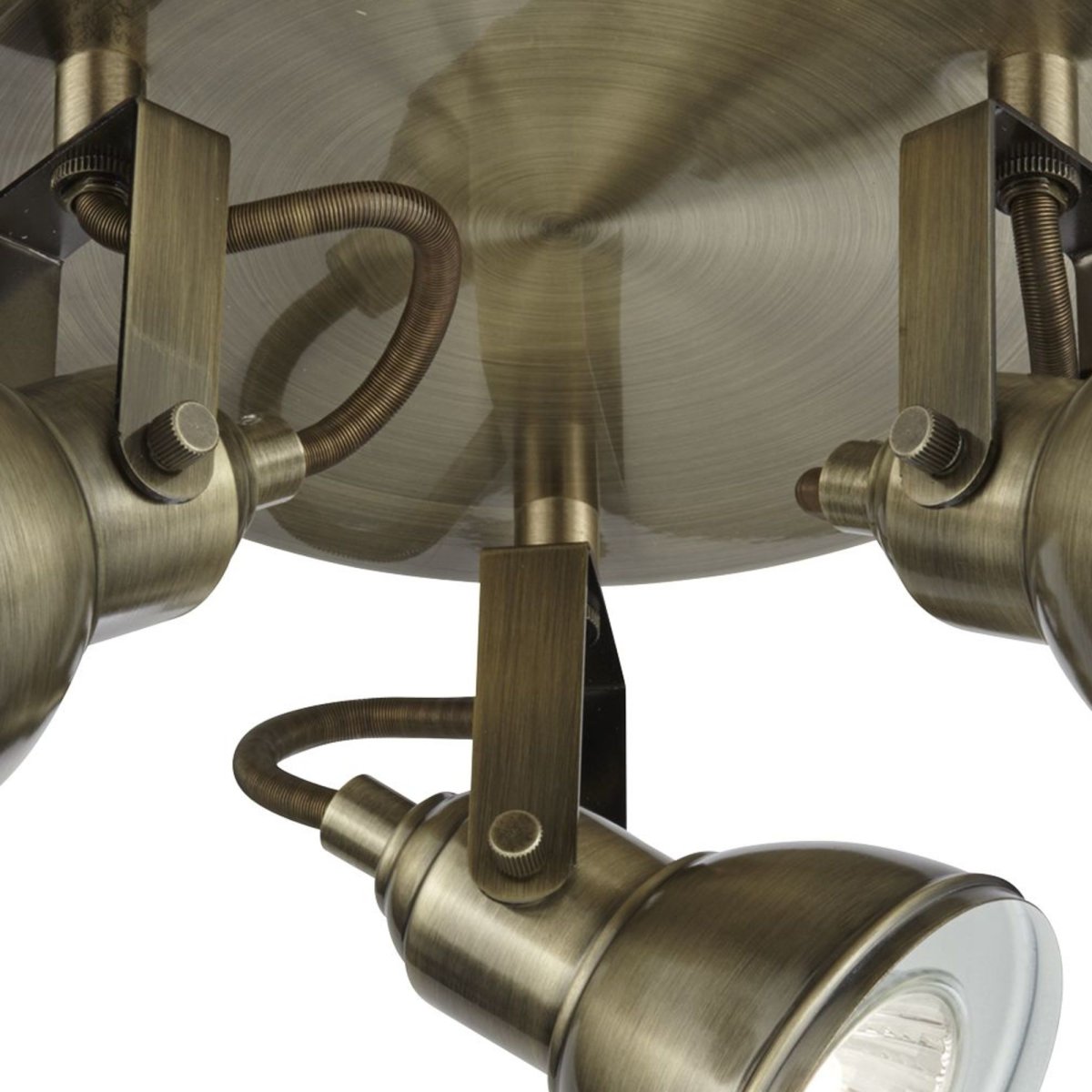 Focus 3 Antikes Messing spotlight Von Searchlight - Der Deckenstrahler Focus in Altmessing mit drei Lichtquellen und runder Grundplatte bietet einen attraktiven, zentralen Lichtpunkt für jeden Raum in Ihrem Zuhause.