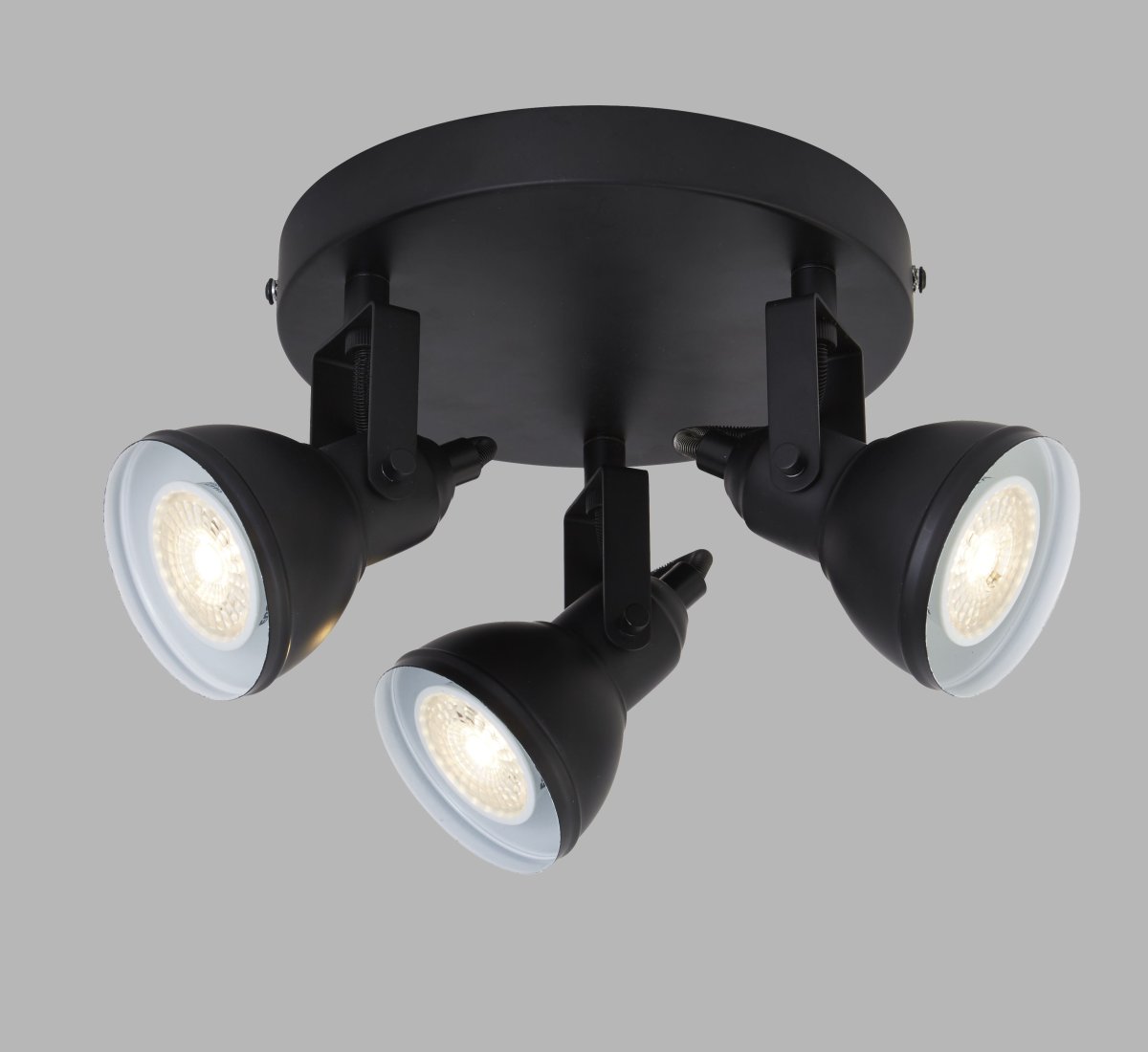 Focus 3 Mattschwarz spotlight Von Searchlight - Der Focus-Strahler mit drei Lichtquellen ist an einer runden, schwarzen Metallplatte befestigt und eignet sich perfekt f&uuml;r kleinere R&auml;ume wie Schlafzimmer oder Home-Offices.