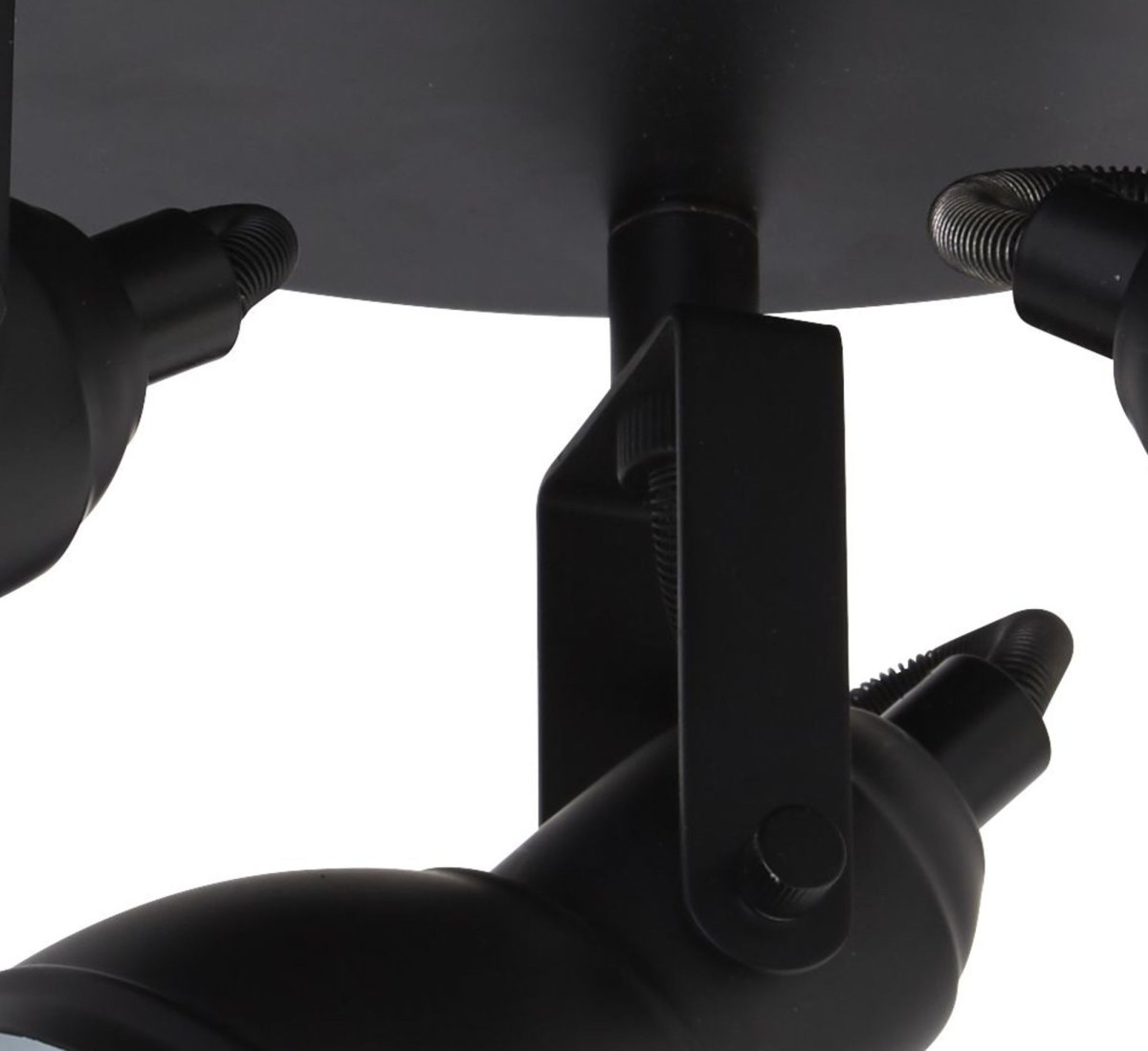 Focus 3 Mattschwarz spotlight Von Searchlight - Der Focus-Strahler mit drei Lichtquellen ist an einer runden, schwarzen Metallplatte befestigt und eignet sich perfekt f&uuml;r kleinere R&auml;ume wie Schlafzimmer oder Home-Offices.