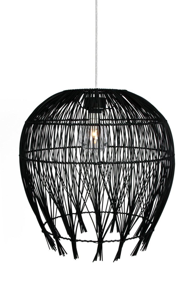 Montego Ø50 Schwarz hängelampe Von Globen Lighting - Dieser Lampenschirm ist aus schwarzem Rattan gefertigt und die Aufh&auml;ngung ist separat erh&auml;ltlich.