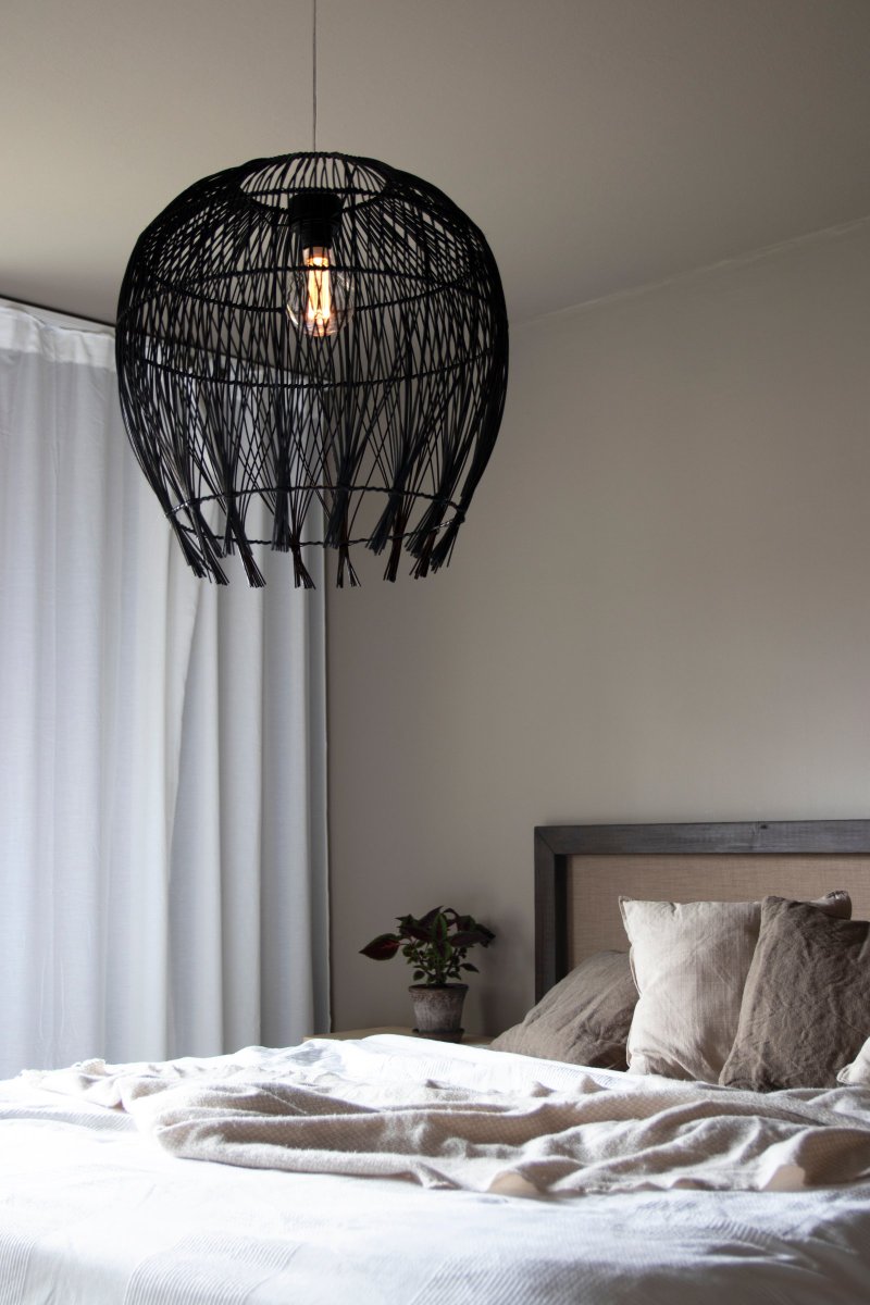 Montego Ø50 Schwarz hängelampe Von Globen Lighting - Dieser Lampenschirm ist aus schwarzem Rattan gefertigt und die Aufh&auml;ngung ist separat erh&auml;ltlich.