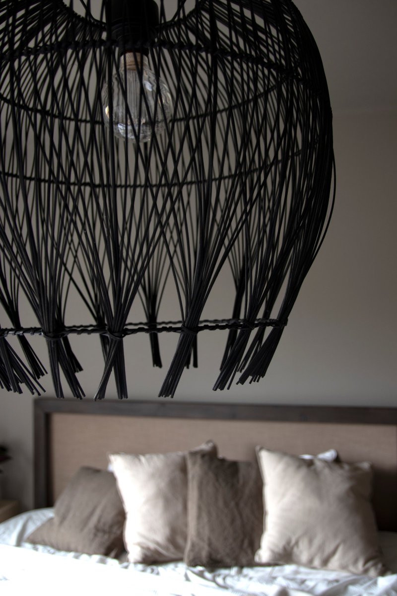 Montego Ø50 Schwarz hängelampe Von Globen Lighting - Dieser Lampenschirm ist aus schwarzem Rattan gefertigt und die Aufh&auml;ngung ist separat erh&auml;ltlich.