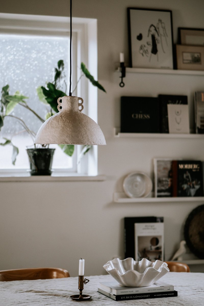 Maché Ø30 Weiß hängelampe Von Globen Lighting - das hei&szlig;t, es wird aus einer Masse aus Papier und Klebstoff geformt.