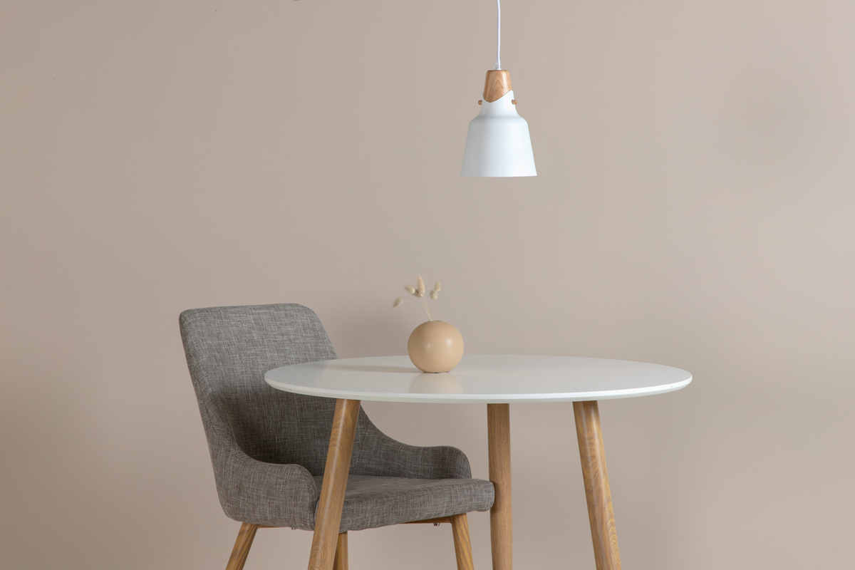 Rigel Ø16 Weiß hängelampe Von Venture Design - Mit der Rigel Deckenleuchte erhalten Sie moderne und elegante Beleuchtung, die in die meisten R&auml;ume und Einrichtungsstile passt.