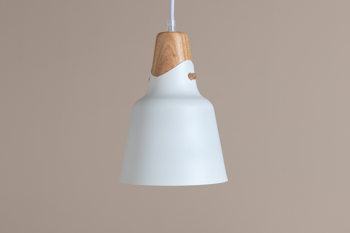 Rigel Ø16 Weiß hängelampe Von Venture Design - Mit der Rigel Deckenleuchte erhalten Sie moderne und elegante Beleuchtung, die in die meisten R&auml;ume und Einrichtungsstile passt.