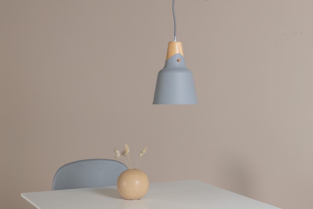 Rigel Ø16 Grau hängelampe Von Venture Design - Mit der Rigel Deckenleuchte erhalten Sie moderne und elegante Beleuchtung, die in die meisten R&auml;ume und Einrichtungsstile passt.