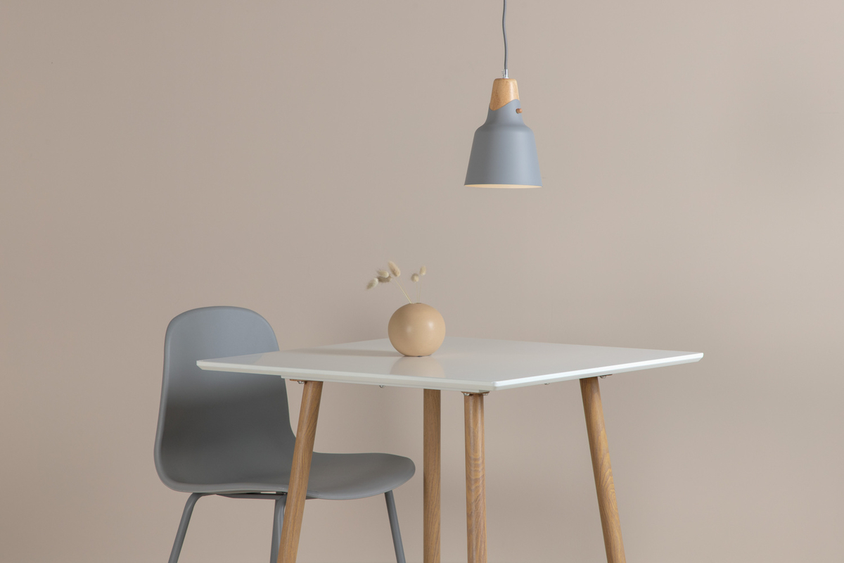 Rigel Ø16 Grau hängelampe Von Venture Design - Mit der Rigel Deckenleuchte erhalten Sie moderne und elegante Beleuchtung, die in die meisten R&auml;ume und Einrichtungsstile passt.