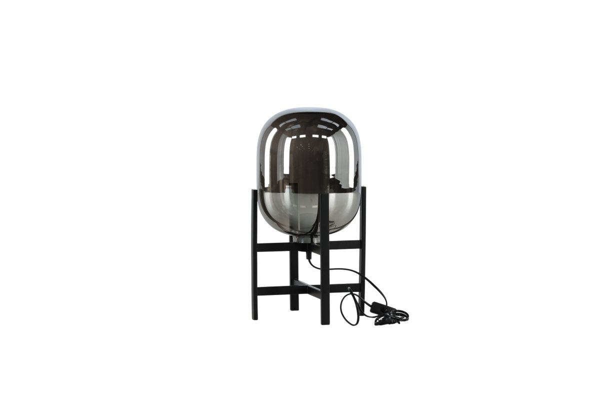 Altair 45cm Rauchfarben tischlampe Von Venture Design - Die Tischleuchte hat einen massiven Schirm aus Rauchglas mit Spiegeleffekt, der auf einem dekorativen Sockel aus schwarzem Stahl ruht.