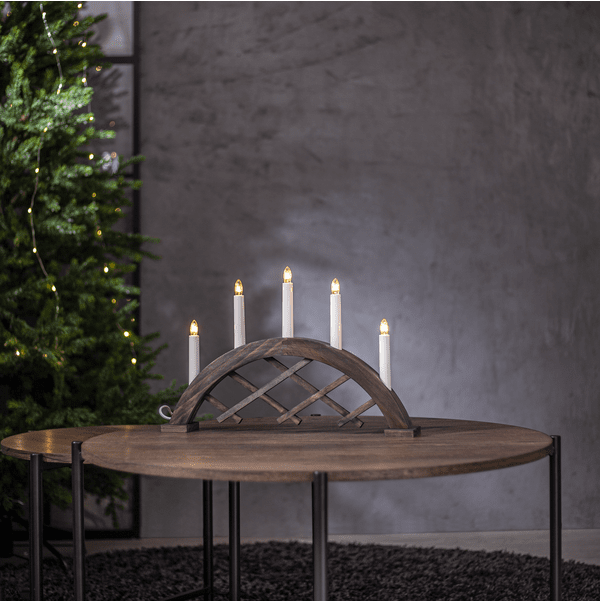 Rute Braun Von Star Trading - Bringen Sie mit diesem klassischen Kerzenst&auml;nder weihnachtliche Stimmung in Ihr Fenster.