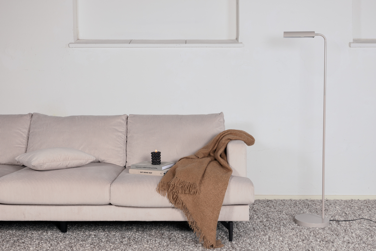 Harmonica Beige stehlampe Von Venture Design - Sie können die Lampe problemlos mit anderen Möbeln in Ihrem Zuhause kombinieren und sie passt perfekt in die Ecke Ihres Schlafzimmers!