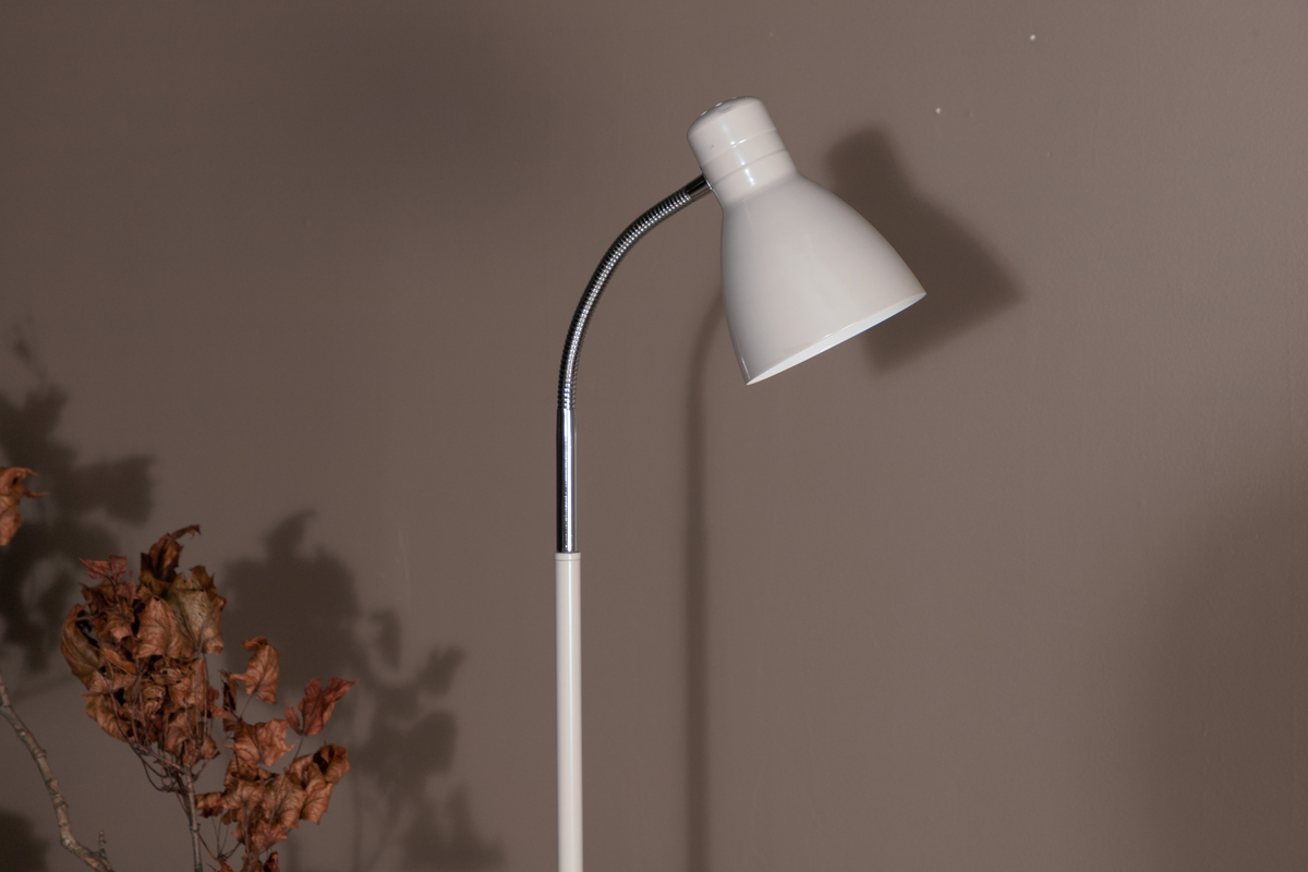 Lina Beige stehlampe Von Venture Design - Die Gl&uuml;hlampe Lina mit Flexarm und verstellbarem Schirm passt perfekt neben Sofa oder Sessel f&uuml;r all die abendlichen Lesemomente!