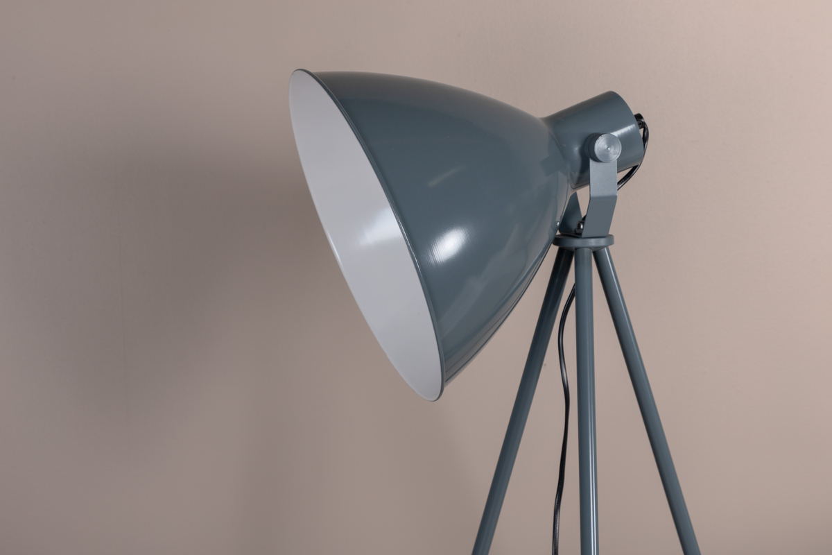 Tiv Blau stehlampe Von Venture Design - Das moderne Design in Kombination mit der gedeckten blauen Farbe macht die Leuchte zu einem sanften Blickfang, der mit dem Raum verschmilzt und ihn gleichzeitig aufwertet!