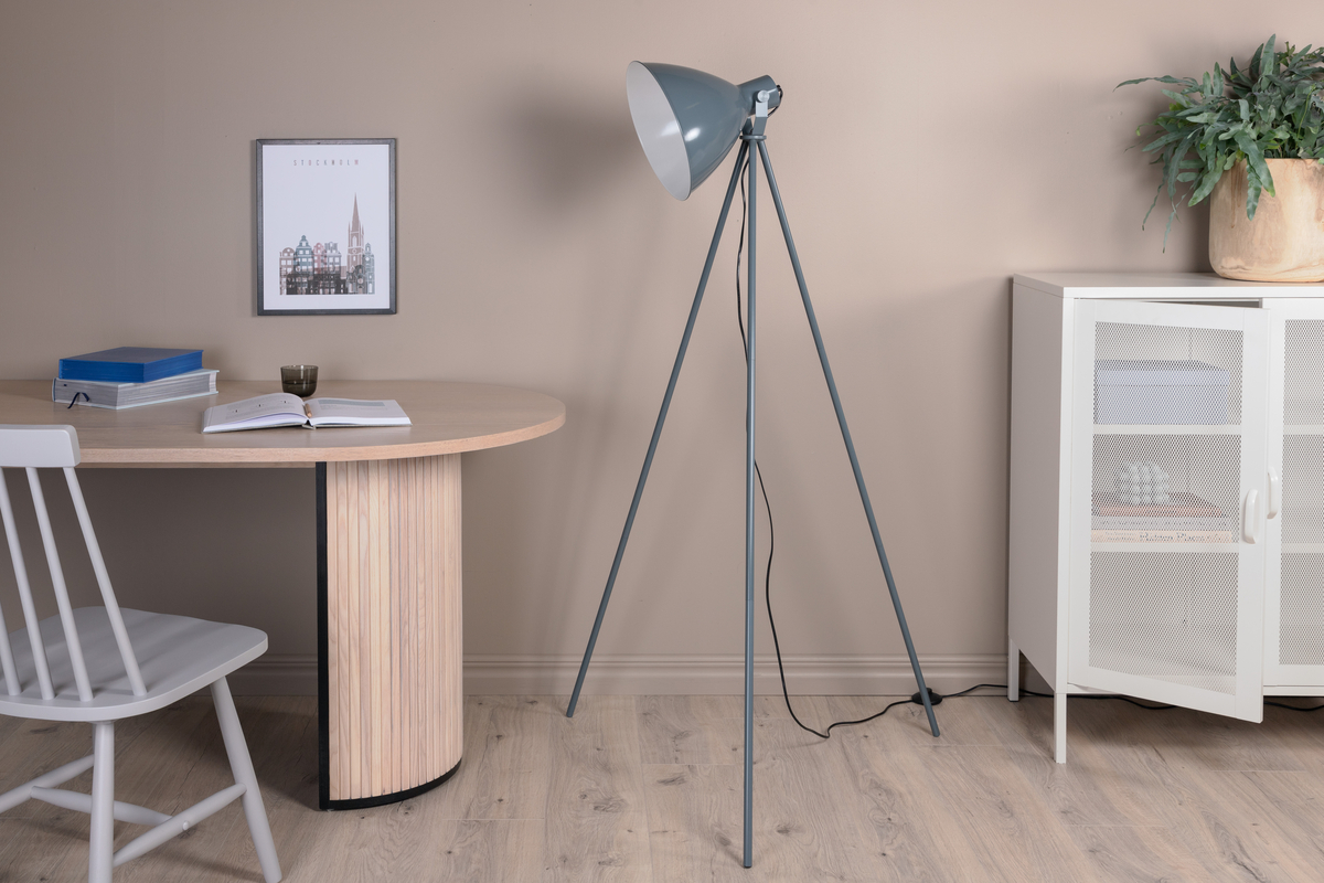 Tiv Blau stehlampe Von Venture Design - Das moderne Design in Kombination mit der gedeckten blauen Farbe macht die Leuchte zu einem sanften Blickfang, der mit dem Raum verschmilzt und ihn gleichzeitig aufwertet!