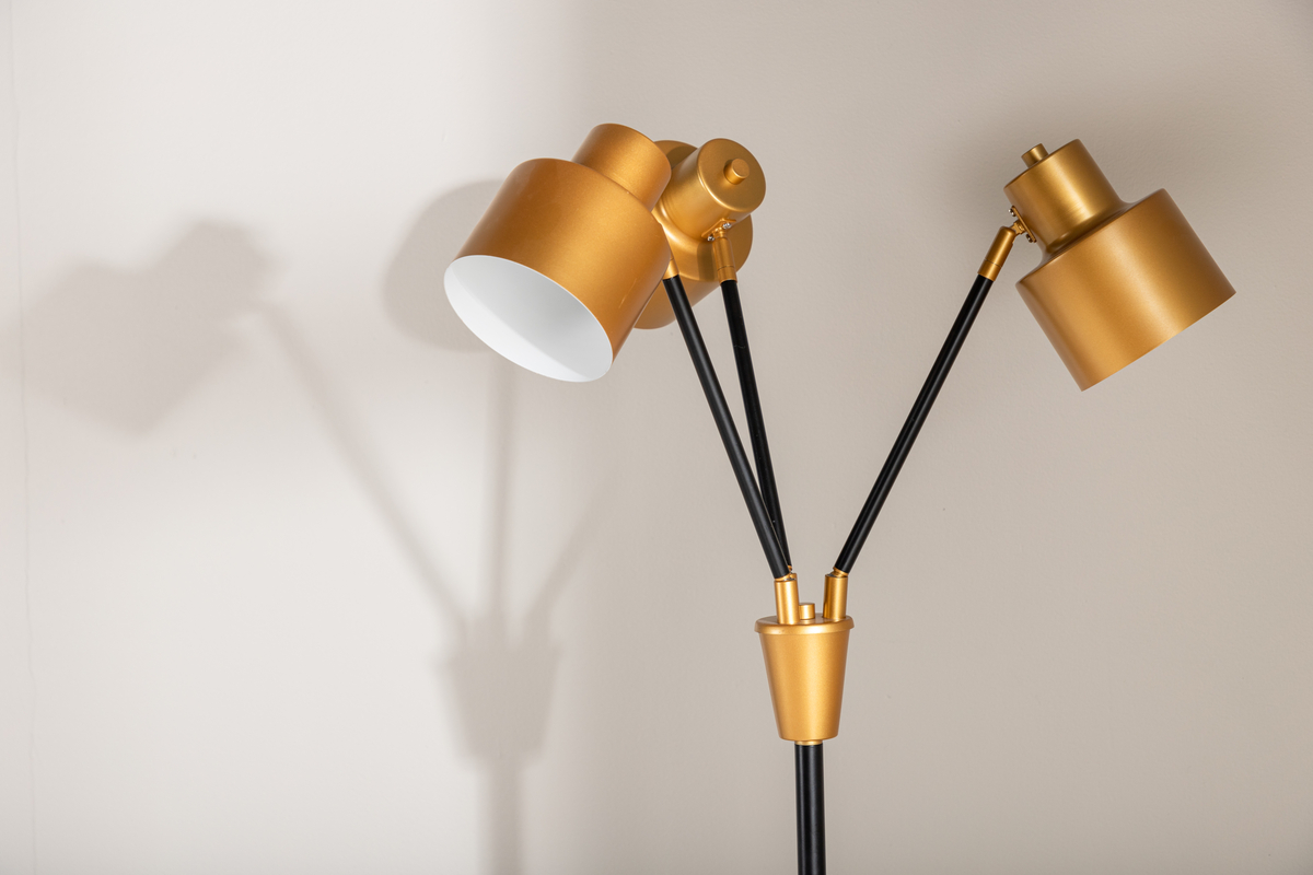 Vifta 3 Schwarz stehlampe Von Venture Design - Stehleuchte in Schwarz und Messing mit drei Schirmen, die je nach Bedarf eingestellt werden k&ouml;nnen.
