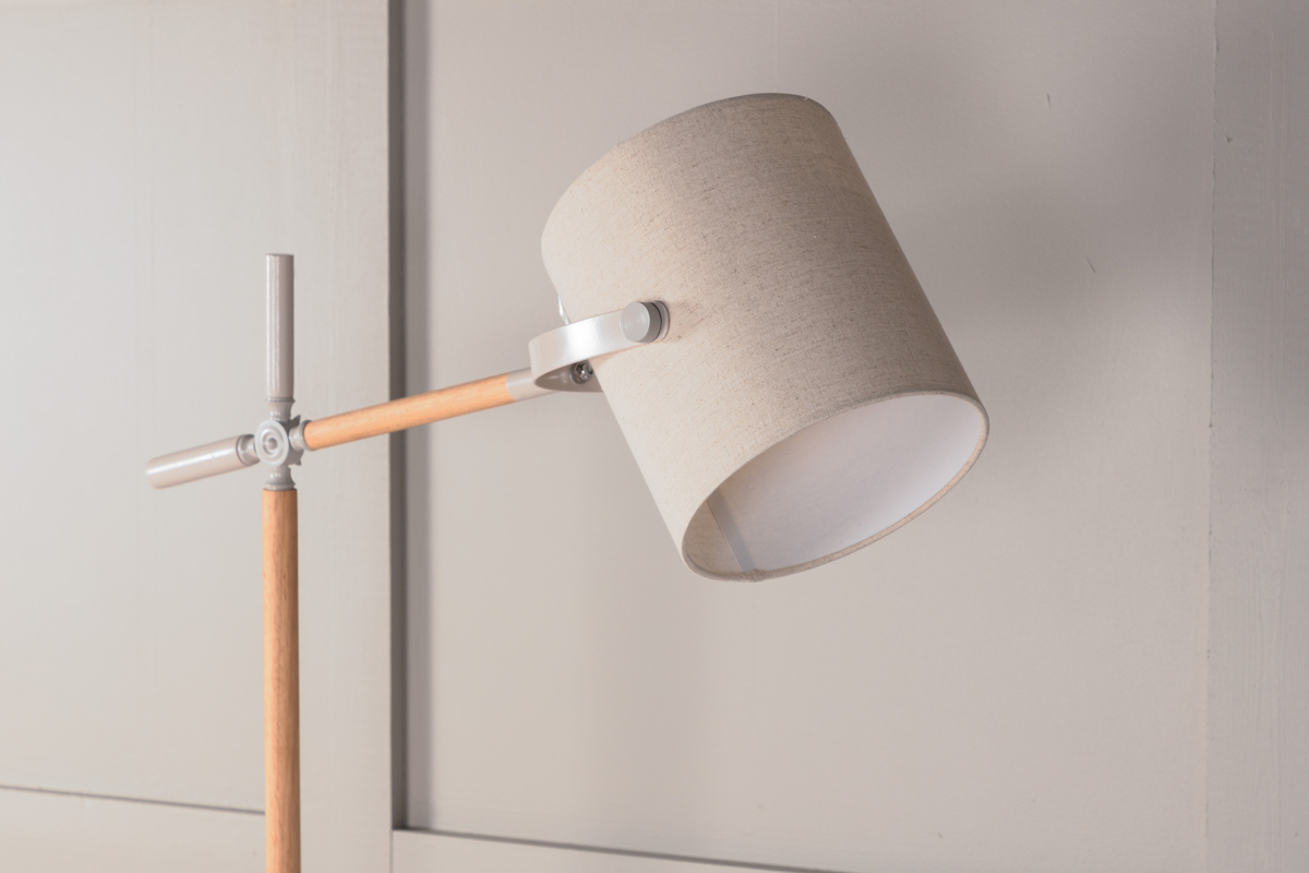 Dennis Beige/Holz stehlampe Von Venture Design - Dennis ist eine moderne Stehleuchte mit verstellbarem Schaft und beigem Leinenschirm, der ein sanftes und angenehmes Licht spendet.