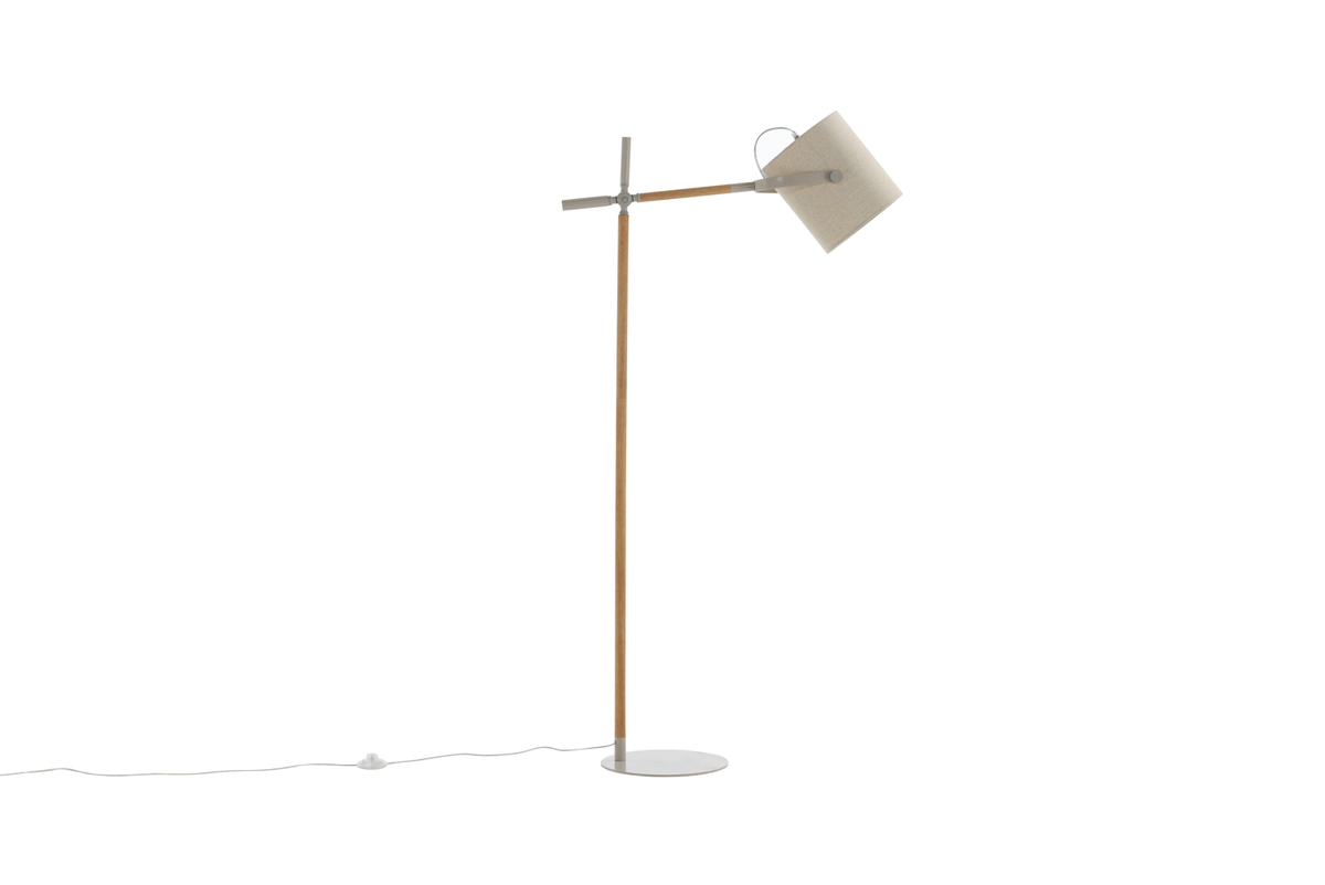 Dennis Beige/Holz stehlampe Von Venture Design - Dennis ist eine moderne Stehleuchte mit verstellbarem Schaft und beigem Leinenschirm, der ein sanftes und angenehmes Licht spendet.