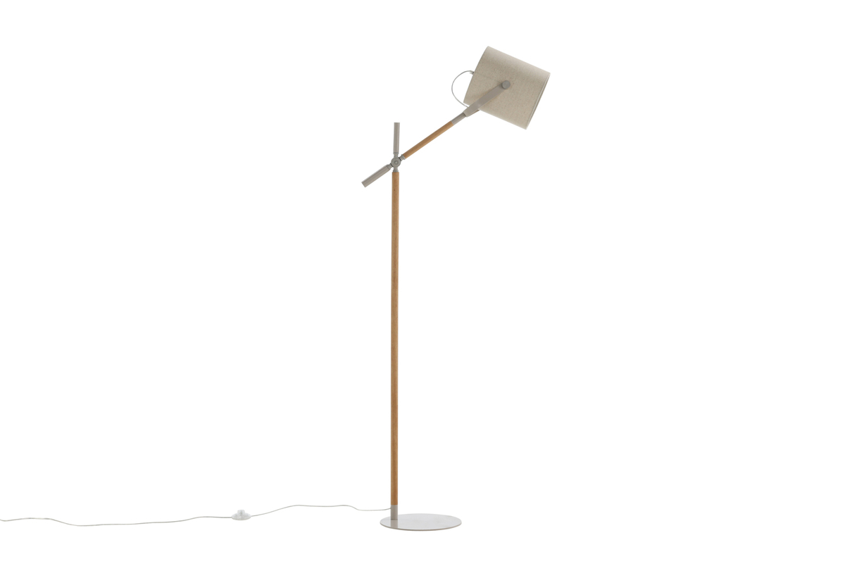 Dennis Beige/Holz stehlampe Von Venture Design - Dennis ist eine moderne Stehleuchte mit verstellbarem Schaft und beigem Leinenschirm, der ein sanftes und angenehmes Licht spendet.