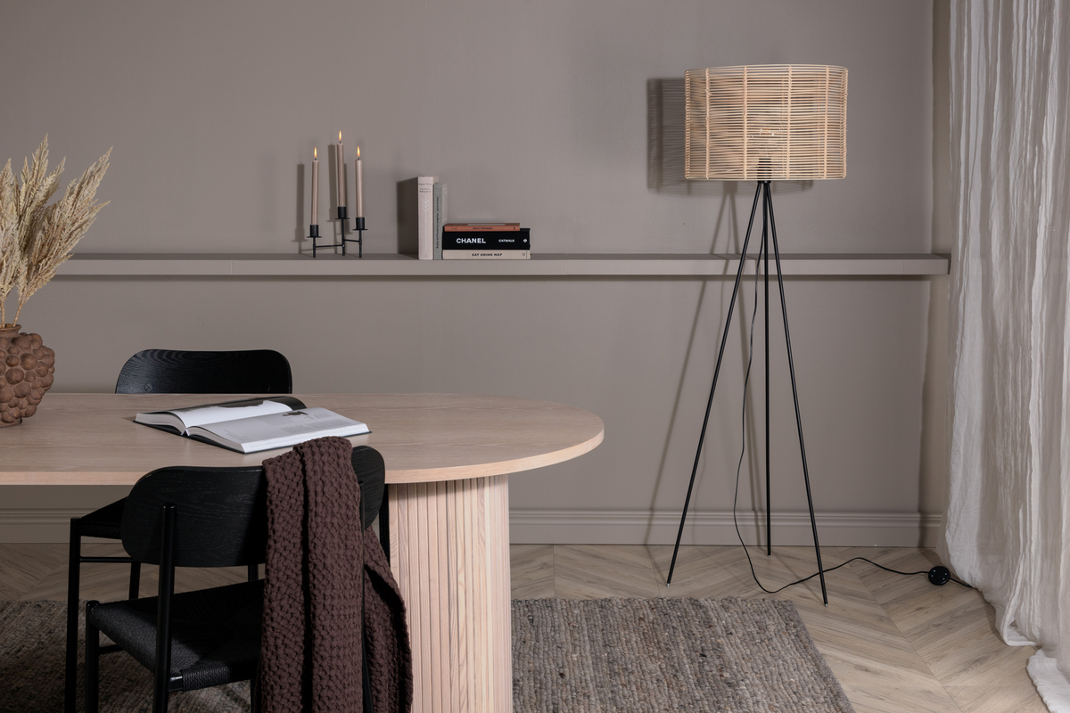 Fence Schwarz stehlampe Von Venture Design - Mit seinem modernen und zeitlosen Design ist es ein stilvolles Einrichtungsdetail im Wohn- oder Schlafzimmer.