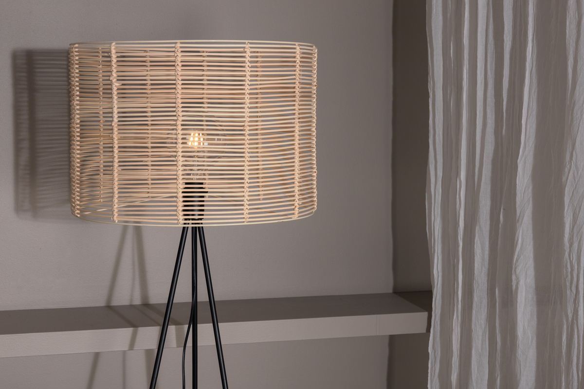 Fence Schwarz stehlampe Von Venture Design - Mit seinem modernen und zeitlosen Design ist es ein stilvolles Einrichtungsdetail im Wohn- oder Schlafzimmer.