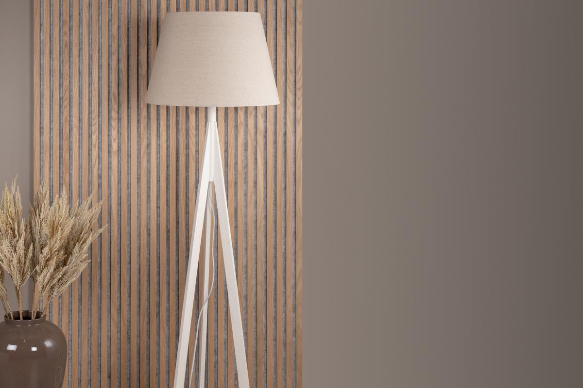 Kona Weiß stehlampe Von Venture Design - Kona ist eine stilvolle Stehleuchte aus Holz mit wei&szlig;en Beinen und einem beigen Leinenschirm.