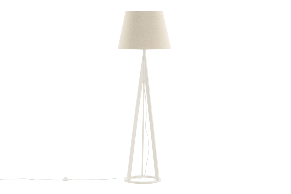 Kona Weiß stehlampe Von Venture Design - Kona ist eine stilvolle Stehleuchte aus Holz mit wei&szlig;en Beinen und einem beigen Leinenschirm.
