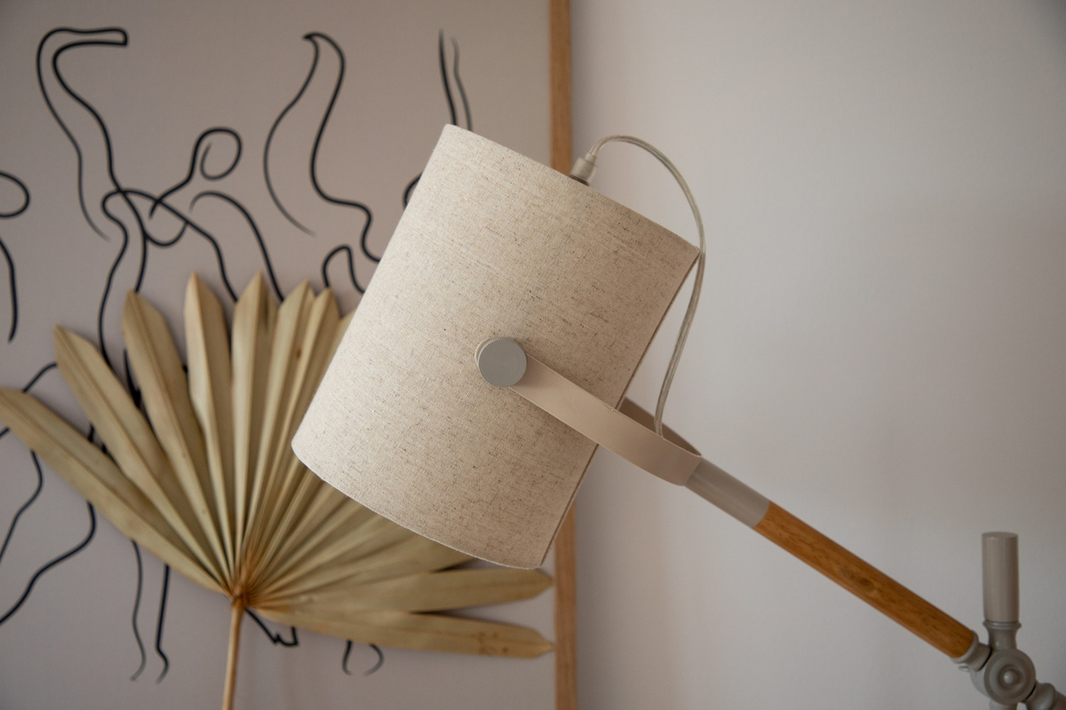 Dennis 66cm Beige/Holz schreibtischlampe Von Venture Design - Der Leinenschirm verbreitet ein angenehmes Licht und die Kombination aus Beige und Holz macht die Leuchte stilvoll und zeitlos.