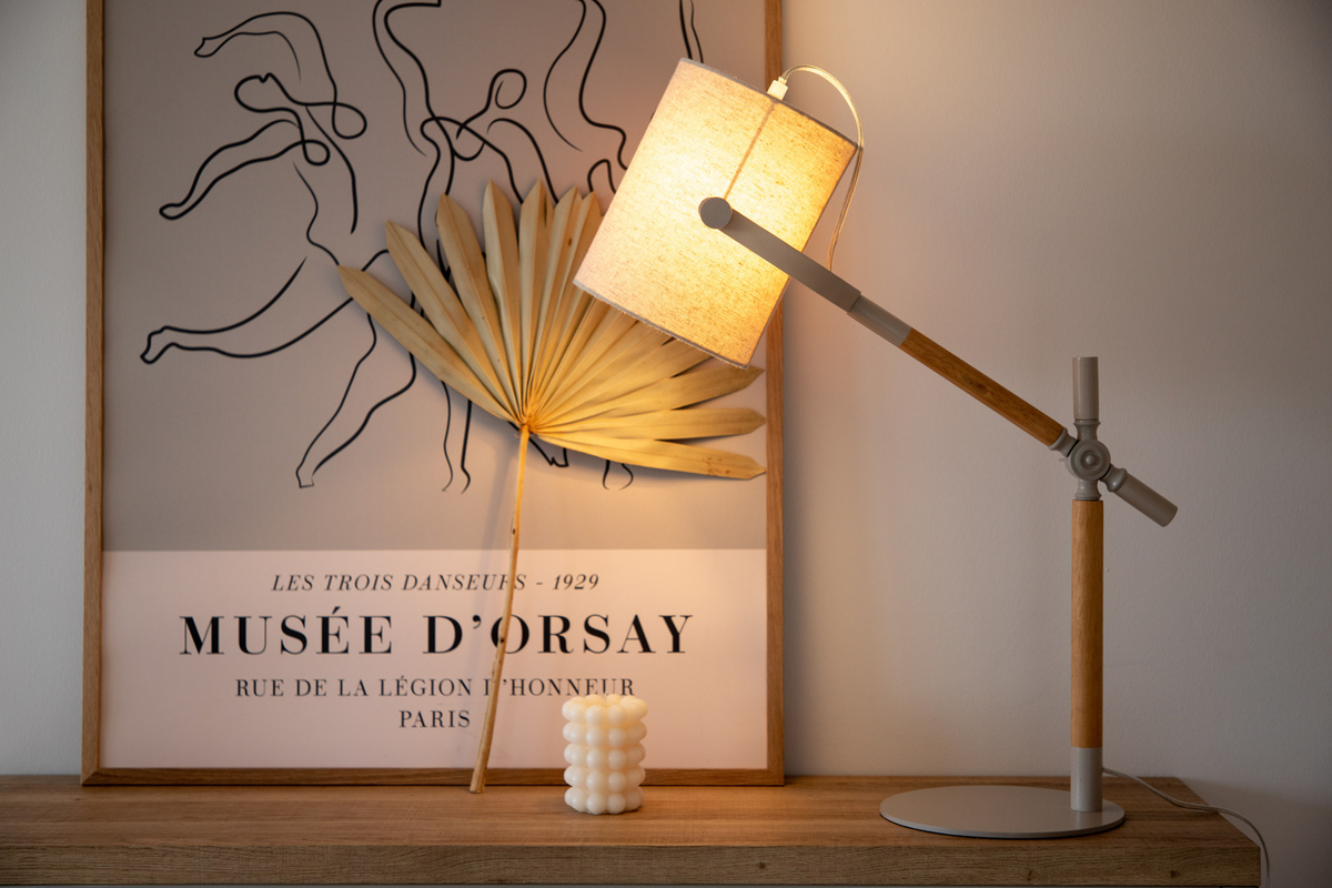 Dennis 66cm Beige/Holz schreibtischlampe Von Venture Design - Der Leinenschirm verbreitet ein angenehmes Licht und die Kombination aus Beige und Holz macht die Leuchte stilvoll und zeitlos.