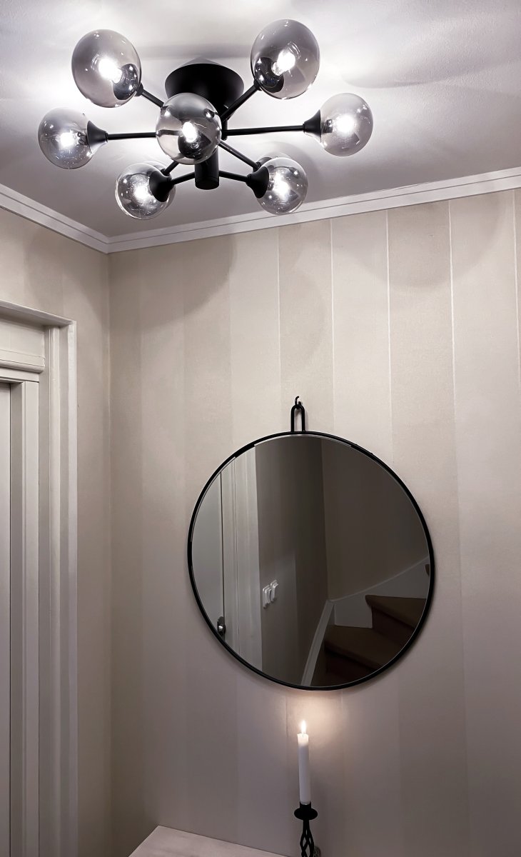 Cosmos 52cm Schwarz deckenleuchte Von Aneta Lighting - Cosmos-Deckenleuchte aus schwarz lackiertem Metall mit 9 Schirmen aus Rauchglas.