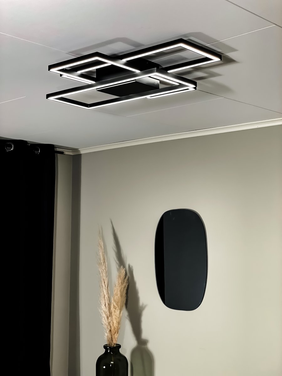 New York 65cm Schwarz deckenleuchte Von Aneta Lighting - Deckenleuchte New York aus schwarz lackiertem Metall mit 3 &uuml;berlappenden Rechtecken, die ein dekoratives geometrisches Aussehen verleihen.