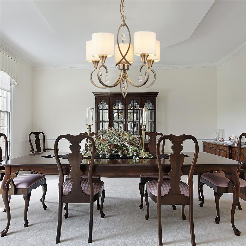 Alberto Ø52 Antikmessing hängelampe Von Searchlight - Das klassische Metallgestell harmoniert perfekt mit den fünf Textilschirmen in einem natürlichen Beigeton, die für ein sanftes und angenehmes Licht sorgen.