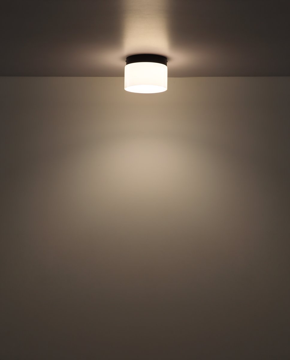 Trenton Ø20 Weiß deckenleuchte Von Globo Lighting - Med sin runda sk&auml;rm i opalglas skapas en fin ljusspridning i rummet.