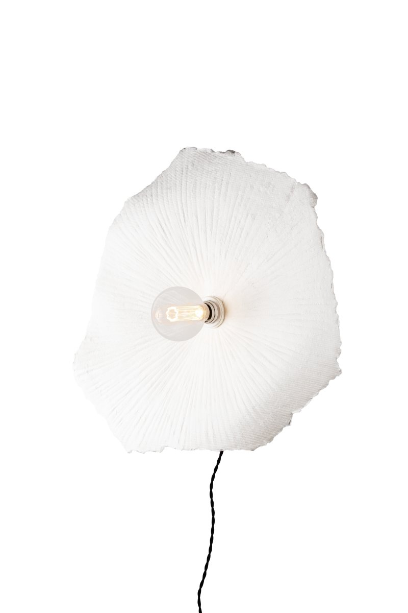 Tropez Ø60 Weiß wandlampe Von Globen Lighting - Tropez ist eine handgefertigte Lampe aus Pappmaché, bei der jedes Stück Spuren der Handwerkskunst trägt, die es geformt hat.
