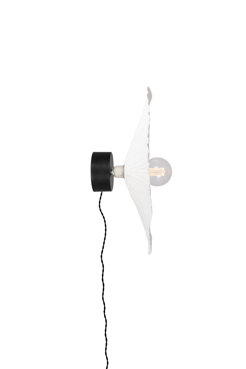 Tropez Ø60 Weiß wandlampe Von Globen Lighting - Tropez ist eine handgefertigte Lampe aus Pappmaché, bei der jedes Stück Spuren der Handwerkskunst trägt, die es geformt hat.