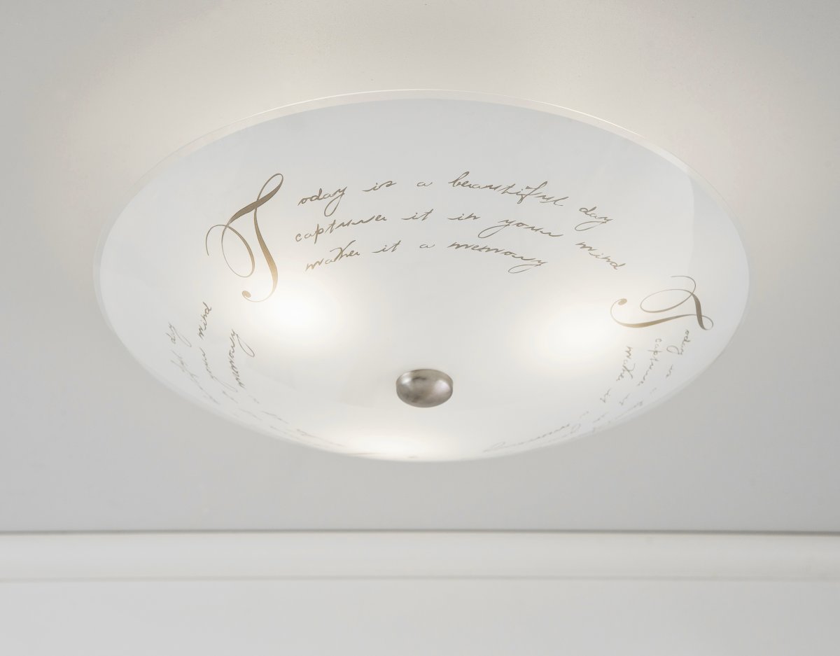 Skrift Ø42 Weiß deckenleuchte Von Aneta Lighting - Der Schirm ist leicht muschelförmig und passt mit seinem feinen Muster und den Metalldetails in jedes Interieur.