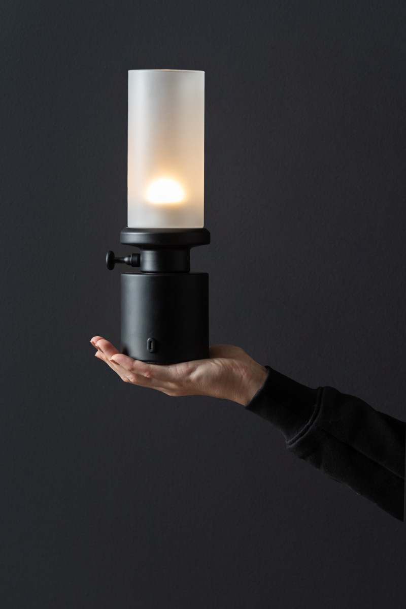 Camp LED 30cm Schwarz tragbare Von Leitmotiv - Die Lampe ist über einen praktischen Drehknopf dimmbar und wird mit dem mitgelieferten USB-C-Kabel aufgeladen.