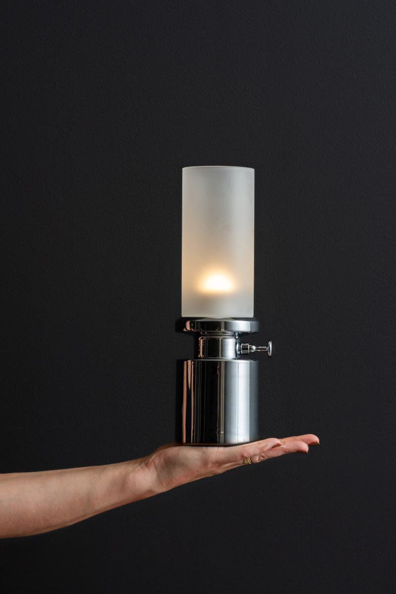 Camp LED 30cm Chrom tragbare Von Leitmotiv - Die Lampe ist über einen praktischen Drehknopf dimmbar und wird mit dem mitgelieferten USB-C-Kabel aufgeladen.