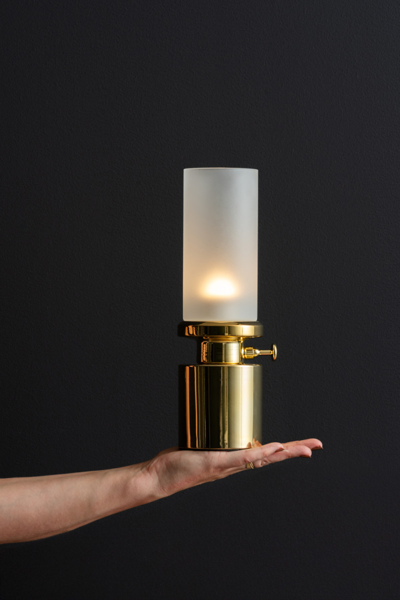 Camp LED 30cm Gold tragbare Von Leitmotiv - Die Lampe ist über einen praktischen Drehknopf dimmbar und wird mit dem mitgelieferten USB-C-Kabel aufgeladen.