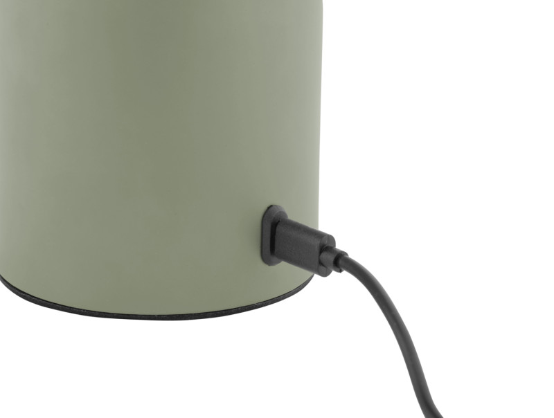 Camp LED 30cm Grün tragbare Von Leitmotiv - Die Lampe ist über einen praktischen Drehknopf dimmbar und wird mit dem mitgelieferten USB-C-Kabel aufgeladen.