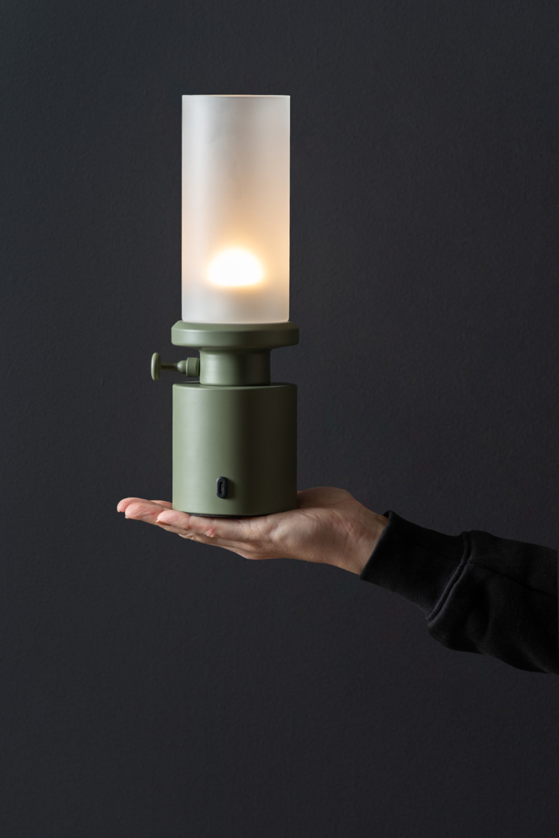 Camp LED 30cm Grün tragbare Von Leitmotiv - Die Lampe ist über einen praktischen Drehknopf dimmbar und wird mit dem mitgelieferten USB-C-Kabel aufgeladen.