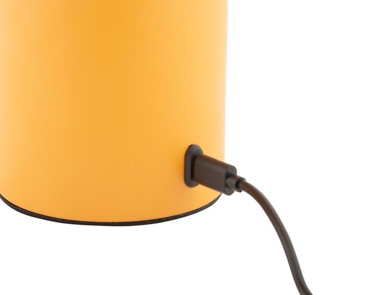 Camp LED 30cm Gelb tragbare Von Leitmotiv - Die Lampe ist über einen praktischen Drehknopf dimmbar und wird mit dem mitgelieferten USB-C-Kabel aufgeladen.
