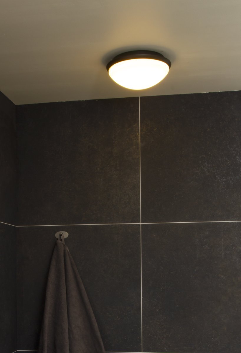 Siracusa Ø25 Weiß badezimmerlampe Von Aneta Lighting - Die Leuchte wird mit Schrauben an der Decke befestigt und der Stromanschluss ist fixiert.