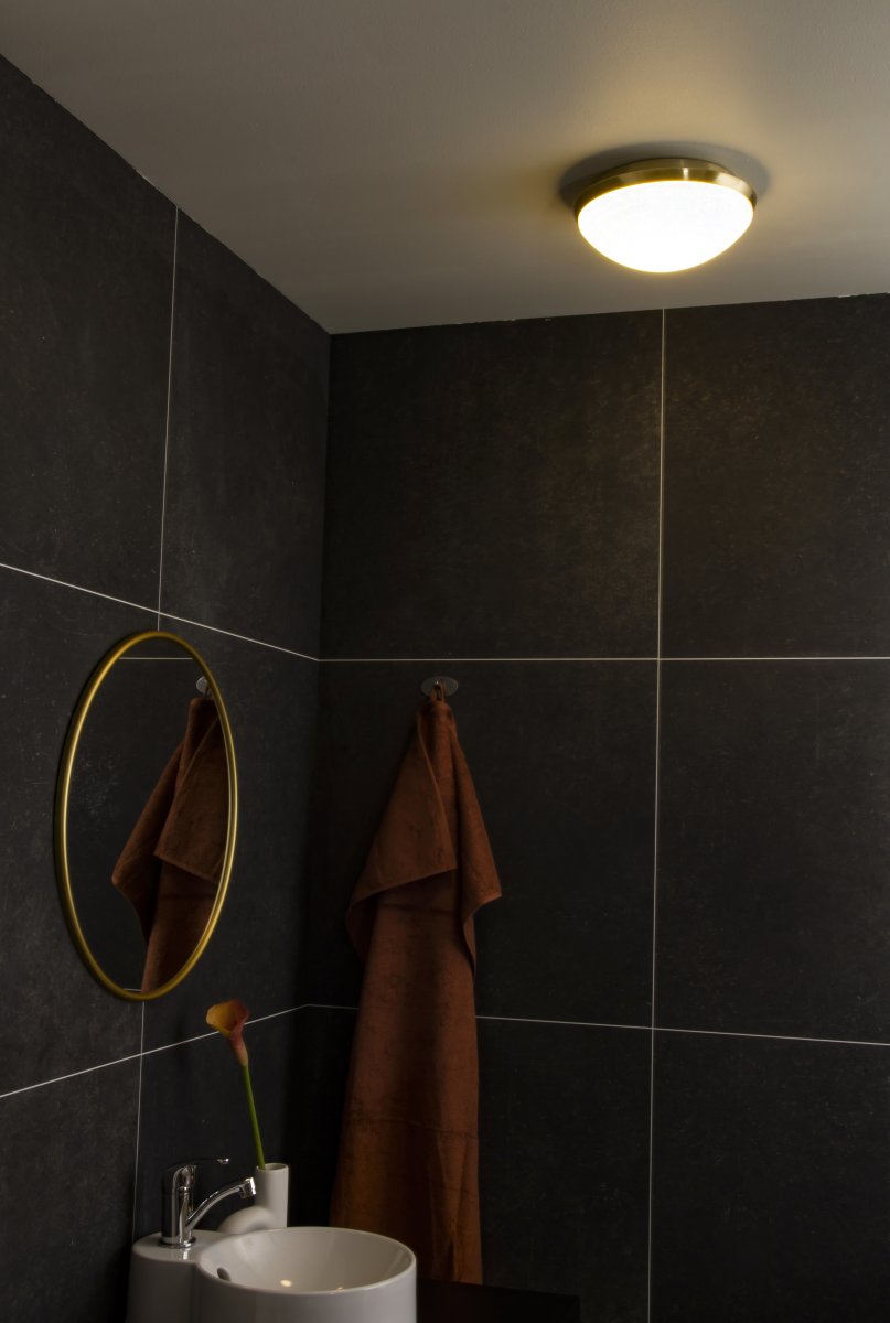 Siracusa Ø25 Mattes Messing badezimmerlampe Von Aneta Lighting - Die Leuchte wird mit Schrauben an der Decke befestigt und der Stromanschluss ist fixiert.