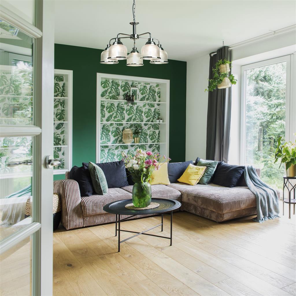 Bistro Ø58 Silber hängelampe Von Searchlight - Die fünf Schirme aus mattiertem, geriffeltem Glas im Holophan-Stil sorgen für eine gleichmäßige und angenehme Lichtverteilung und erzeugen ein lebendiges Lichtspiel.