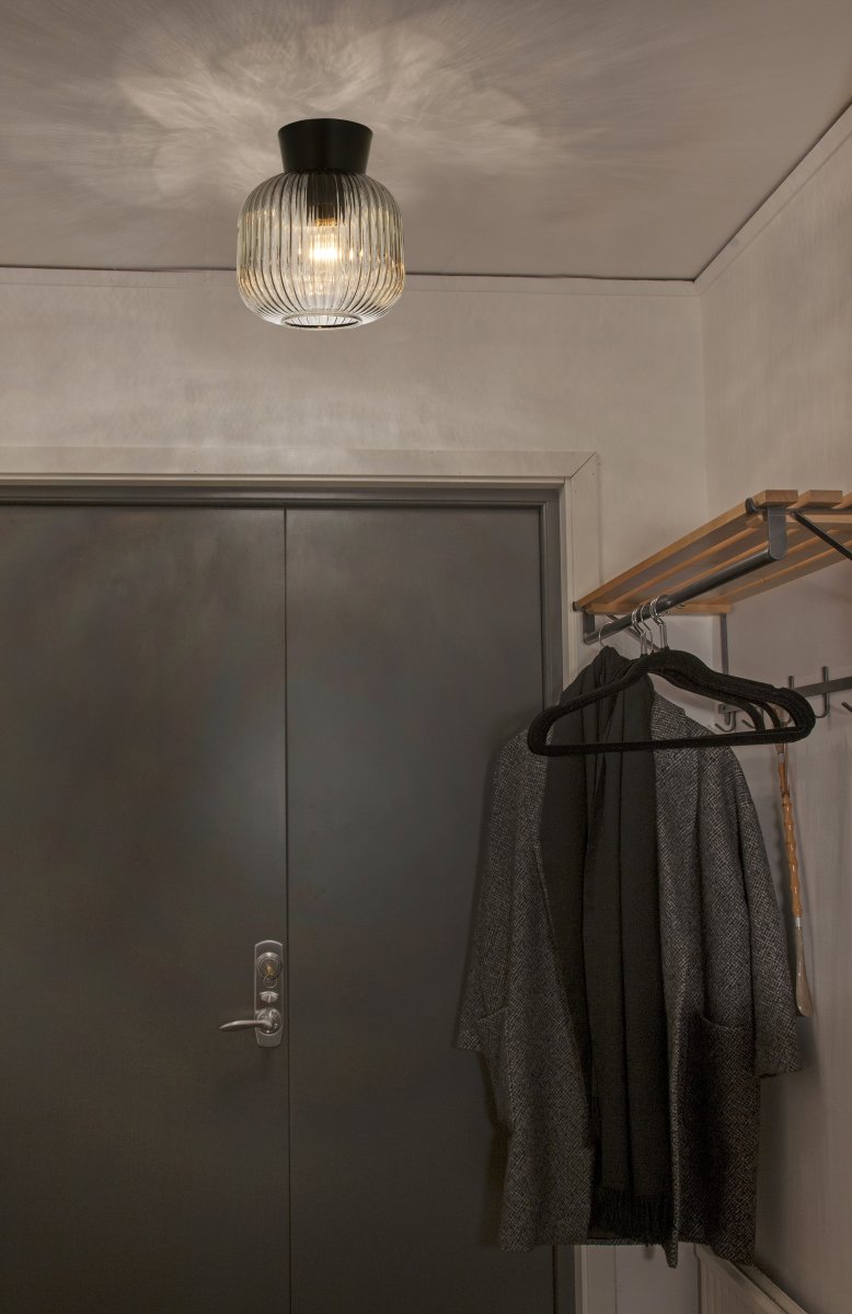 Vanja Ø20 Schwarz/Rauchig deckenleuchte Von Aneta Lighting - VANJA, kleine stilvolle Deckenleuchte mit geripptem, flachem Rauchglas.