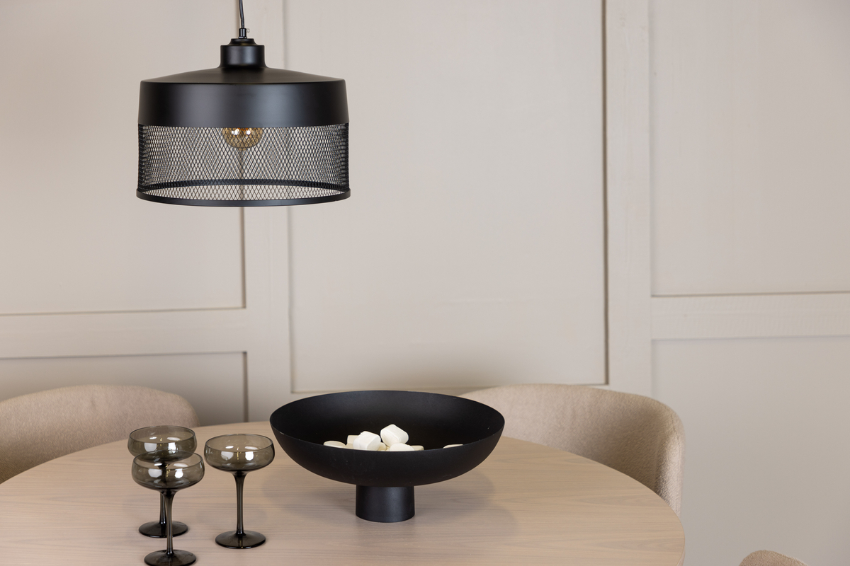 Toulon Ø33 Schwarz hängelampe Von Venture Design - Der mattschwarze Eisensockel sorgt f&uuml;r einen stilvollen Ausdruck, und der untere Teil des Lampenschirms hat ein feines Netzmuster, das die Lampe einzigartig macht und ein angenehmes Licht im gesamten Raum erzeugt.