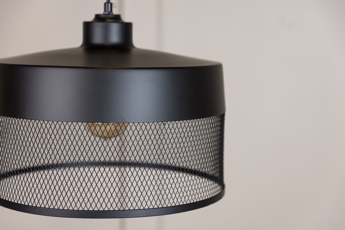 Toulon Ø33 Schwarz hängelampe Von Venture Design - Der mattschwarze Eisensockel sorgt f&uuml;r einen stilvollen Ausdruck, und der untere Teil des Lampenschirms hat ein feines Netzmuster, das die Lampe einzigartig macht und ein angenehmes Licht im gesamten Raum erzeugt.
