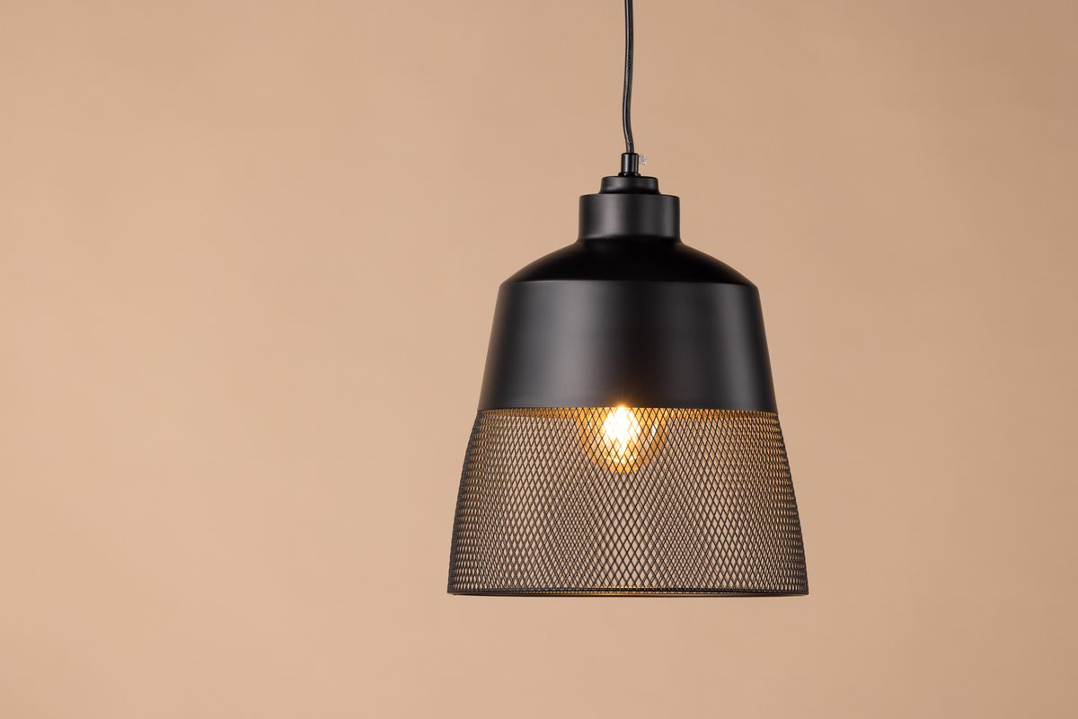 Toulon Ø24 Schwarz hängelampe Von Venture Design - Der mattschwarze Eisensockel sorgt f&uuml;r einen stilvollen Ausdruck, und der untere Teil des Lampenschirms hat ein feines Netzmuster, das die Lampe einzigartig macht und ein angenehmes Licht im gesamten Raum verbreitet.