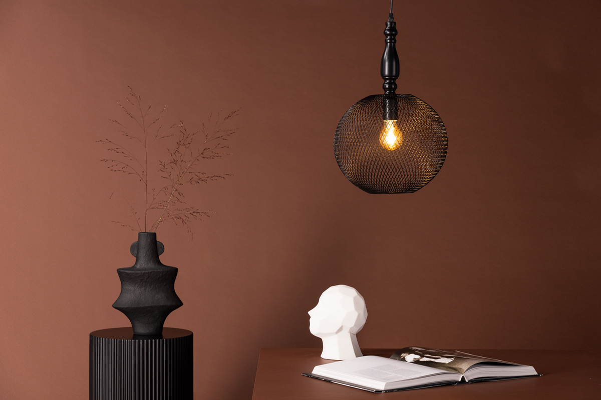 Valence Ø30 Schwarz hängelampe Von Venture Design - Die Leuchte eignet sich perfekt f&uuml;r die Platzierung &uuml;ber dem Couchtisch oder Esstisch und verleiht Ihrer Einrichtung ein neues Niveau!