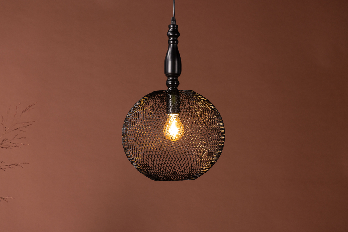 Valence Ø30 Schwarz hängelampe Von Venture Design - Die Leuchte eignet sich perfekt f&uuml;r die Platzierung &uuml;ber dem Couchtisch oder Esstisch und verleiht Ihrer Einrichtung ein neues Niveau!